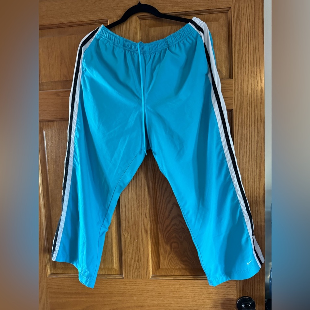 Womens blue Nike Capri Athletic Pants